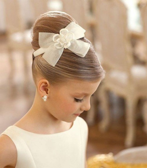 First Holy Communion hairstyles in 2022 for girls  Miss Minimalista   hairstyles 2023 makeup trends and fashion trends