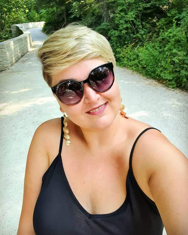 Blonde short Pixie