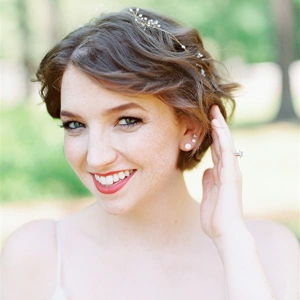 Short Wavy Bridal Hairdo