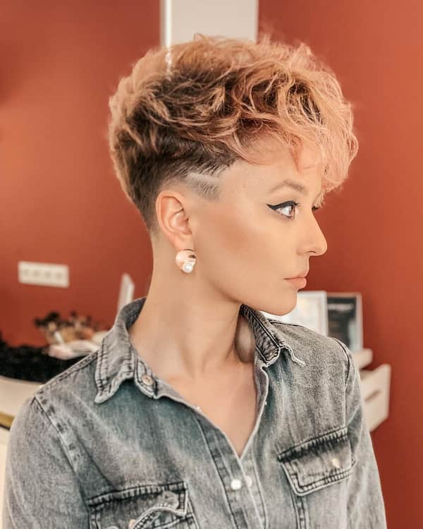 Pixie Haircut with Highlighted Curls 