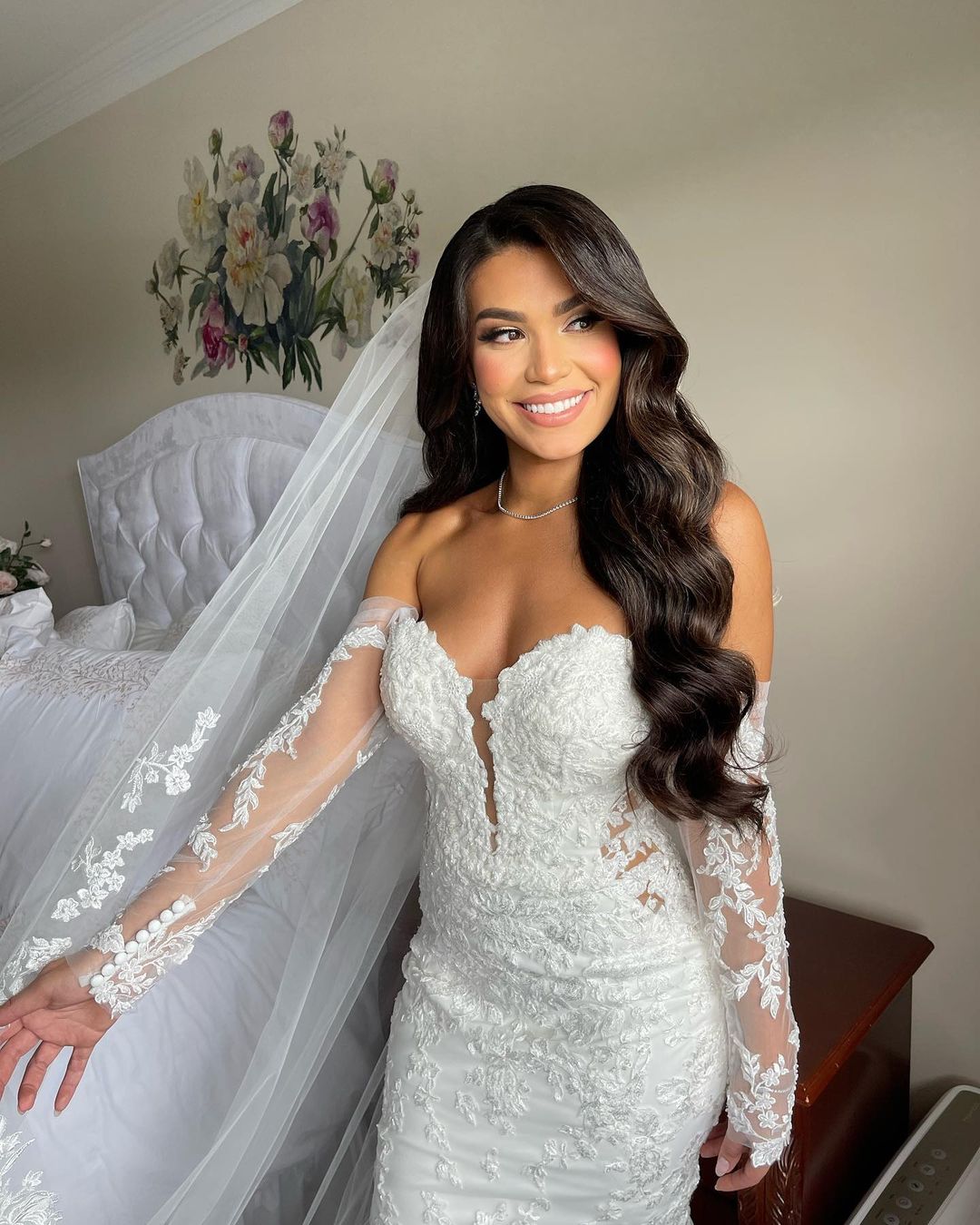Beautiful Long Bridal Wavy Hair with Middle Part