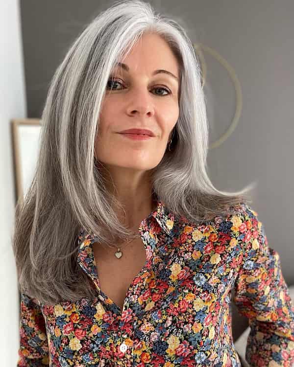 Chic Layered Gray Hair with Highlights