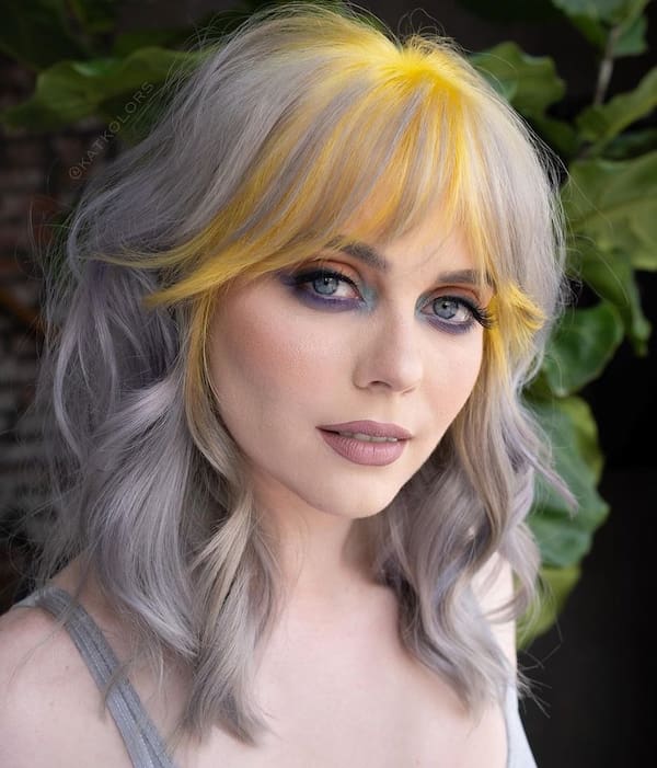 Gray Hairdo with Fringe and Yellow Highlights