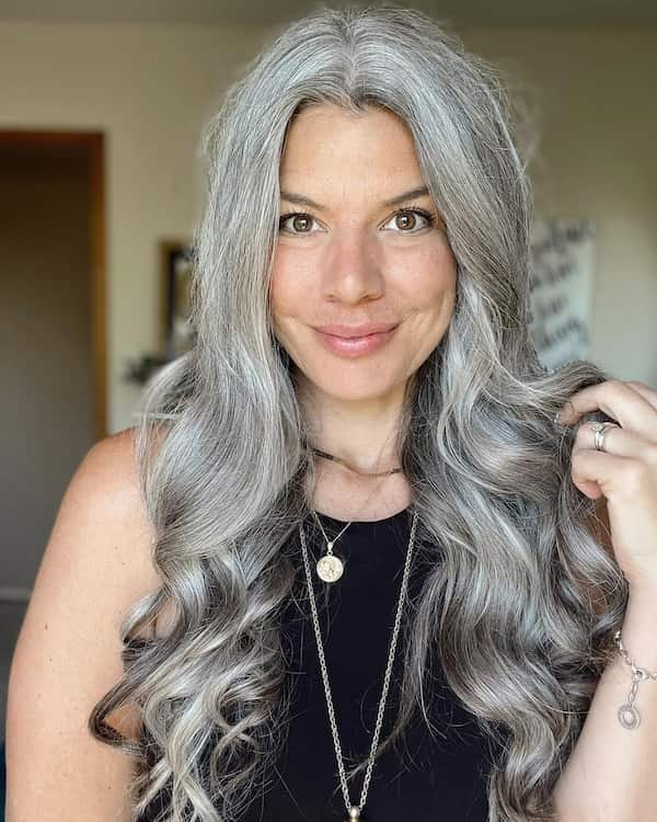 Cabello largo gris con rizos