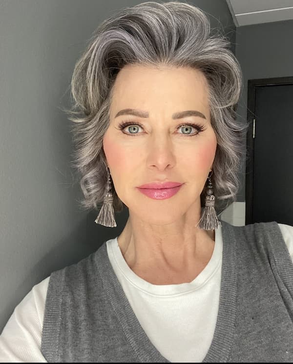 Cabello gris corto con reflejos