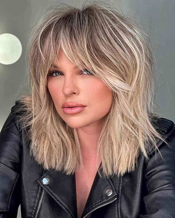 50 Elegant Medium Length Shag Haircuts You Ll Love   Bold Shag Haircut With Blonde Tones 