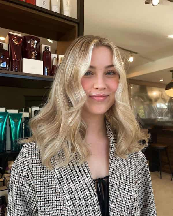 Classic Blonde Wavy Haircut