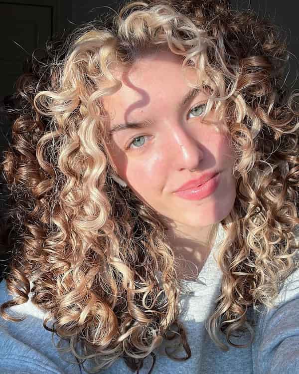 Mixed-tone Curly Hair with Highlights