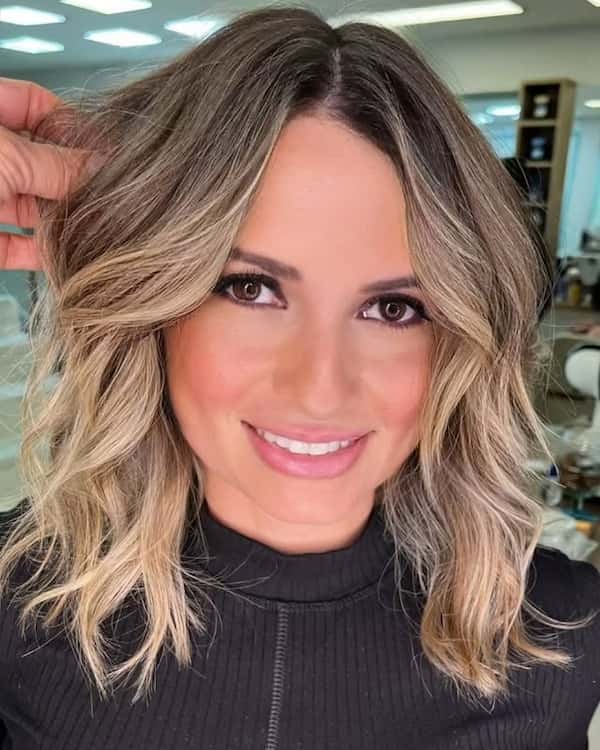 Glam Blonde Wavy Haircut 