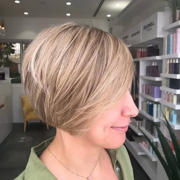 Short Feathered Layered Bob